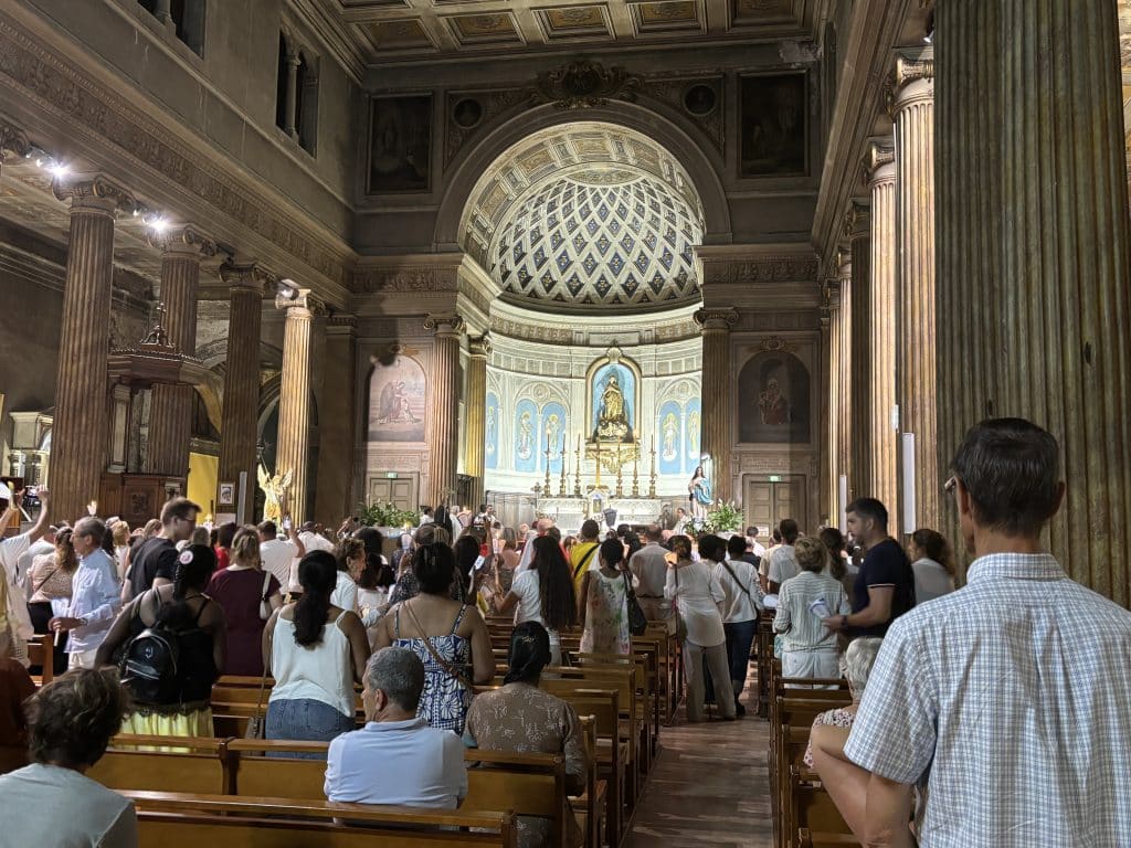 L'église Notre-Dame du port remplie par les fidèles
