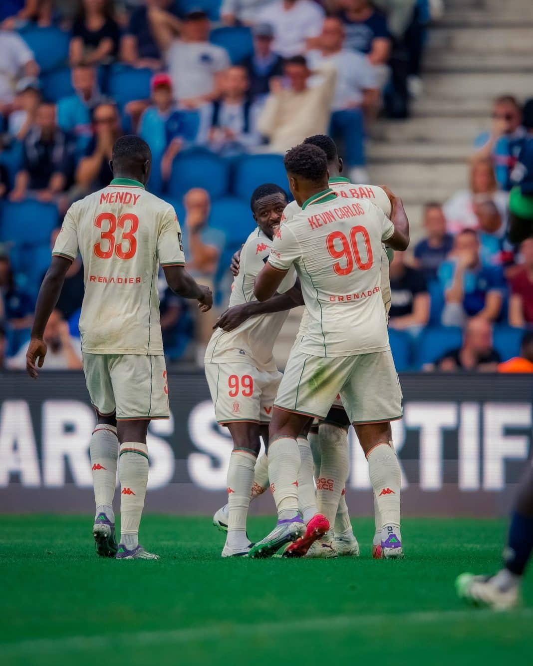les joueurs de l'OGC Nice célèbrent un but. Ils sont en tenue blanche.