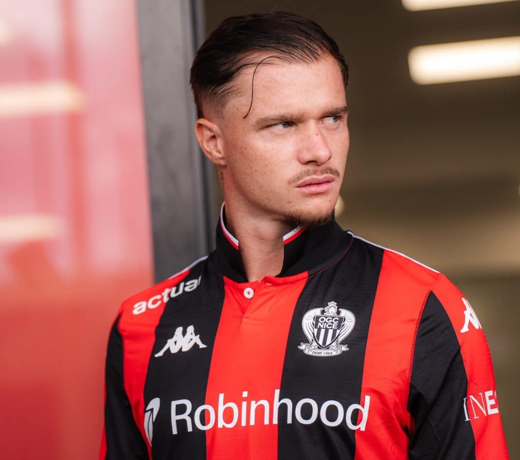 Le joueur de l'OGC Nice Melvin Bard avec le maillot rouge et noir de l'OGC Nice.