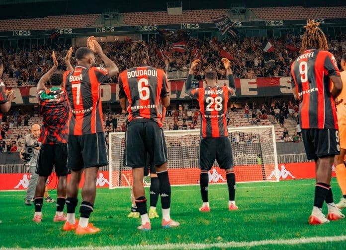 Les joueurs de l'OGC Nice saluent leur supporters à la fin d'un match.