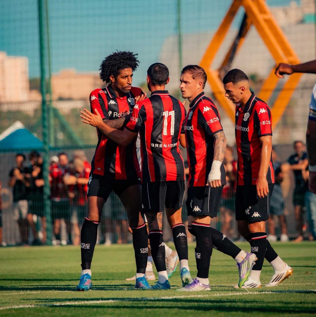 Les joueurs de l'OGC Nice en match amical avec une tension palpable.