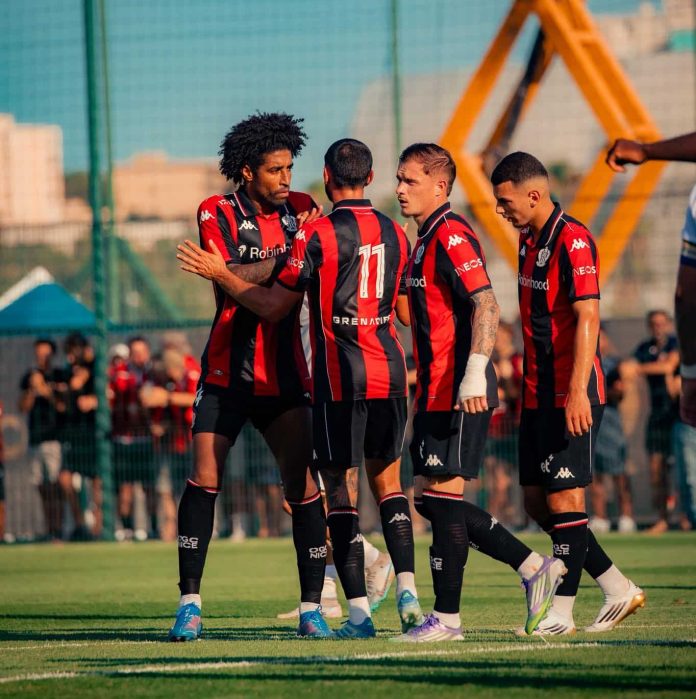 Les joueurs de l'OGC Nice en match amical avec une tension palpable.