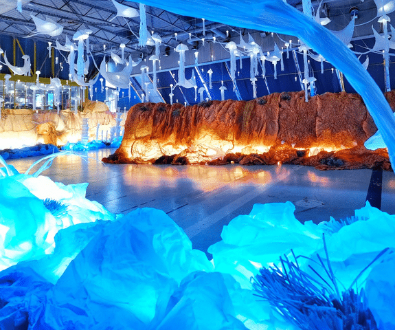 L'intérieur très lumineux de l'exposition L'océan de Léa au centre de congrès de Nice. Des méduses au plafonds et un véritable écosystème marin reconstitué dans une ambiance très bleu.