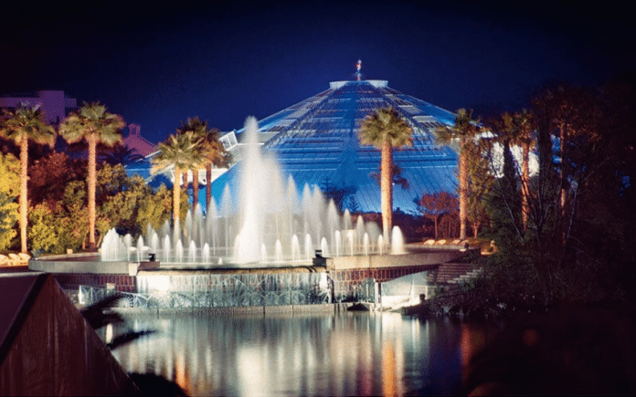 Les jets d'eau dans le Parc Phoenix de Nice.