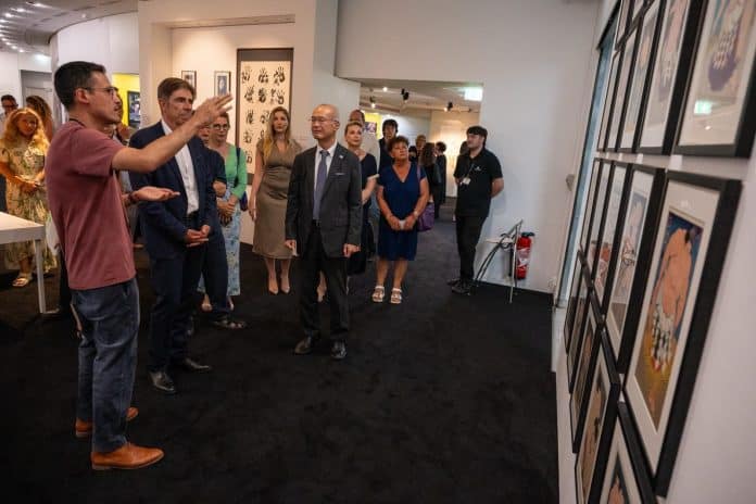 L'exposition Sumo présenté par l'artiste à Charles-Ange Ginésy et plusieurs élus du département des Alpes-Maritimes. L'expo est dans un un cadre assez neutre au musée des Arts Asiatiques de Nice.