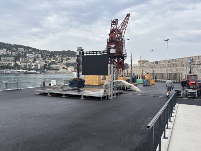 Le podium de The Ocean Race Europe en cours d'installation