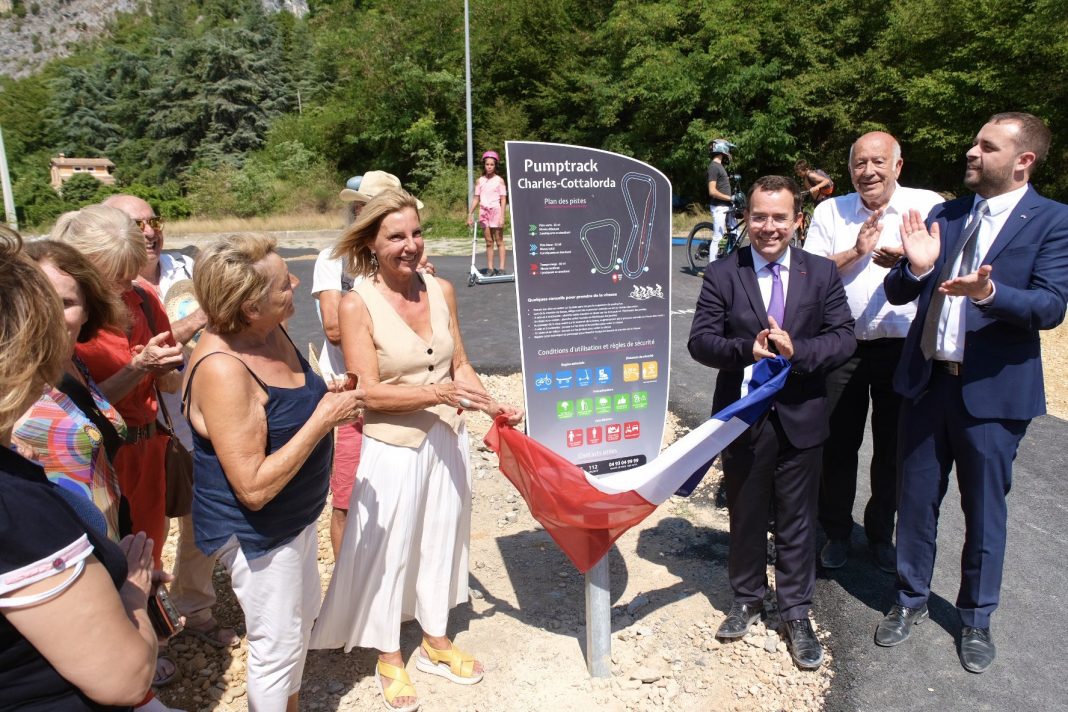 Les élus locaux auprès du préfet des Alpes-Maritimes Laurent Hottiaux à Breil sur Roya pour l'inauguration du Pummtrack.