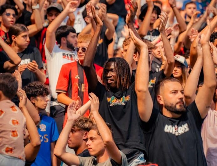 Les supporters de l'OGC Nice tapent dans leurs mains pour encourager les joueurs du Gym.
