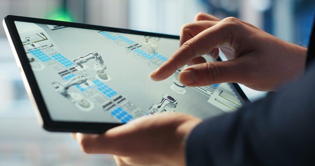 avatar Un technicien d'usine photovoltaïque surveille les performances du système sur une tablette.