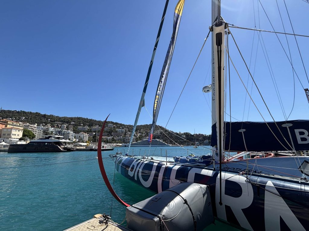 L'avant du voilier Biotherm, dans le port de Nice
