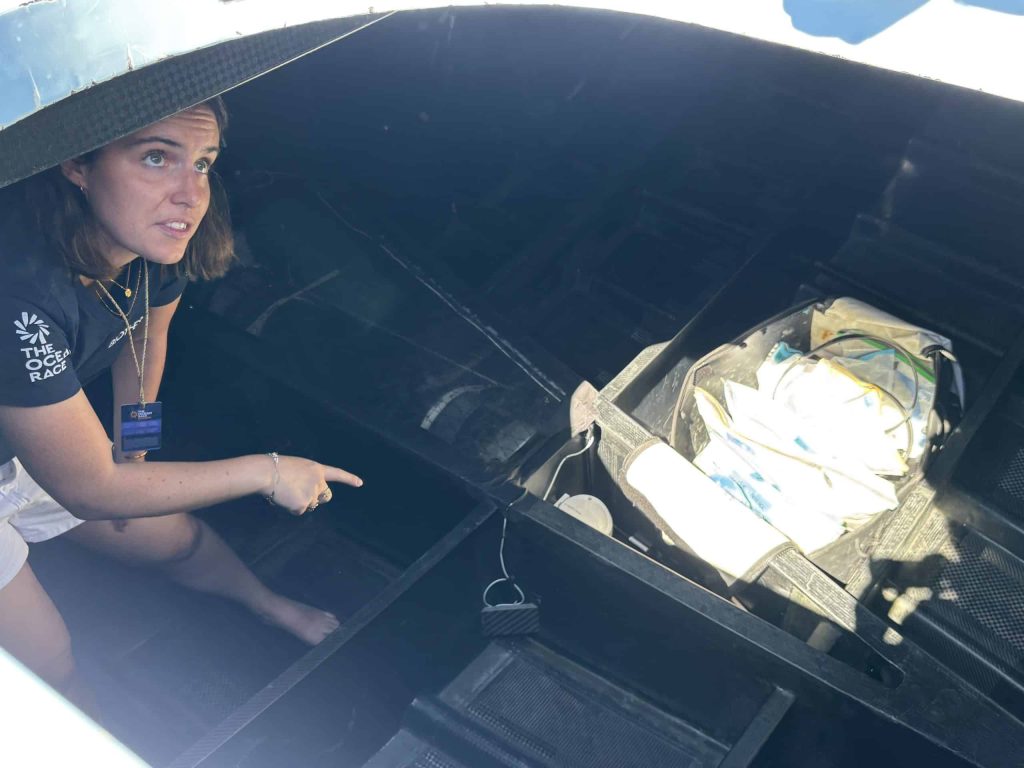 Clotilde Lafont qui présente l'intérieur de la soute à voiles