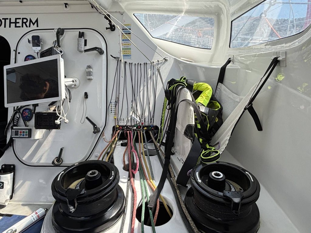Les "bouts" pour régler les voiles depuis le cockpit