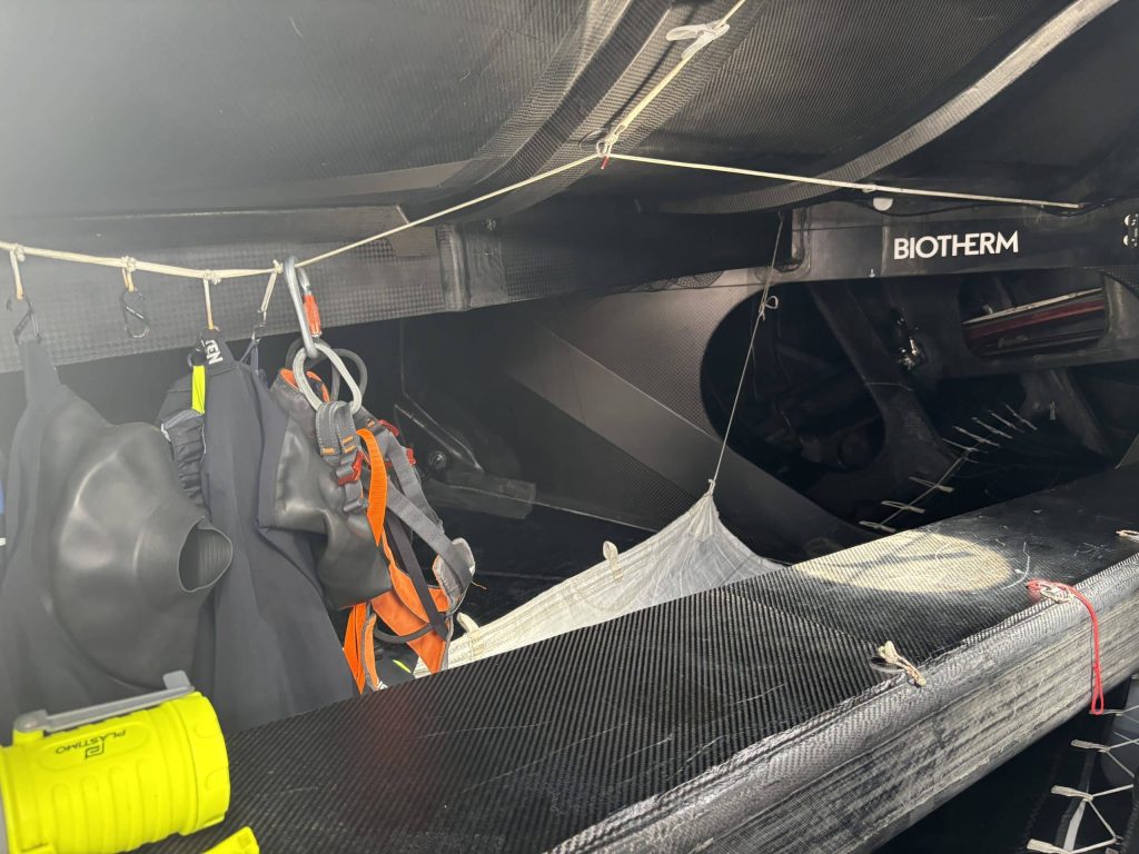 La partie gauche de l'intèrieur du cockpit