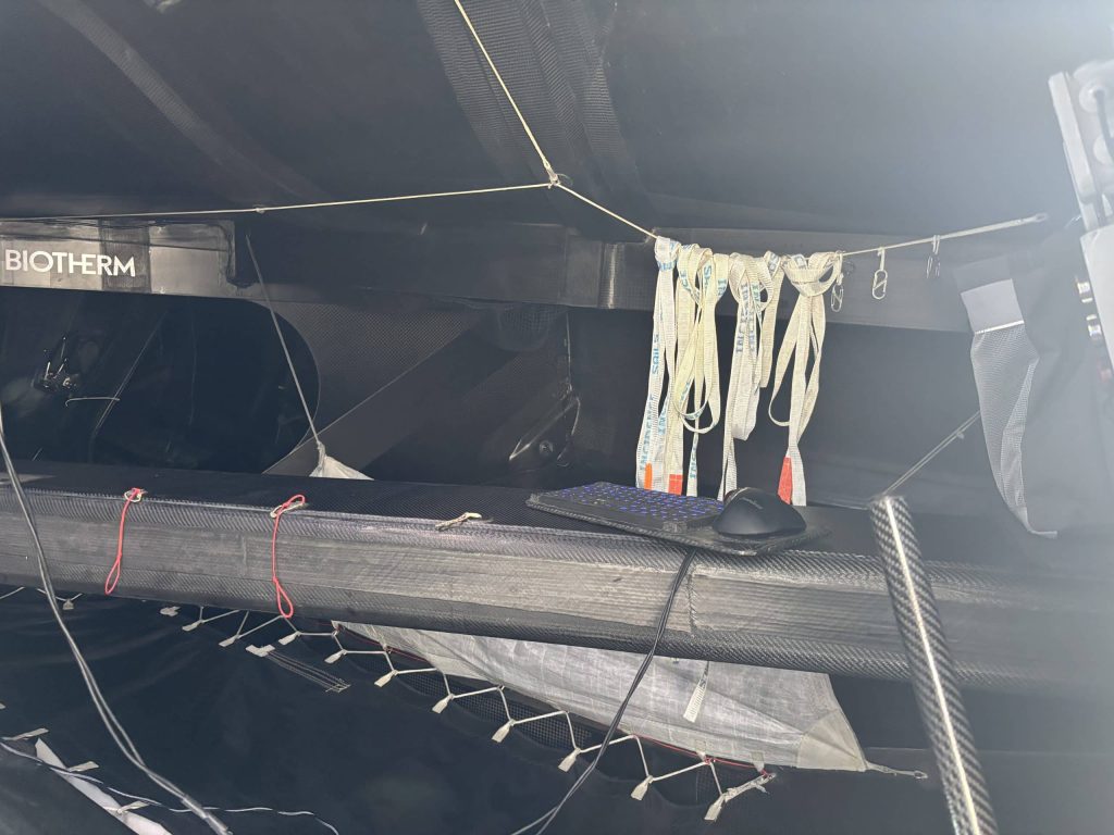 La partie droite de l'intèrieur du cockpit