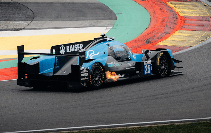 La voiture bleu et noir de l'Agarve Pro Racing piloté par Théo Pourchaire.
