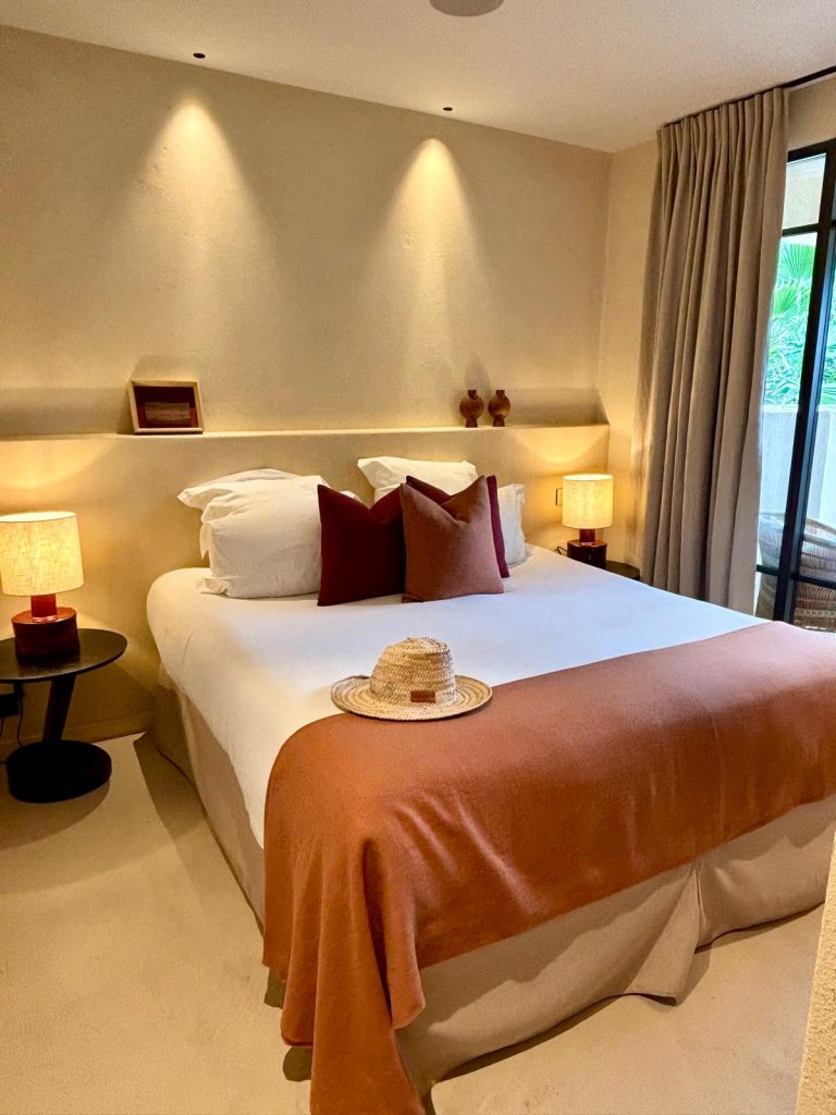 Une chambre du restaurant Toile Blanche au style très sombre, blanc et rouge.