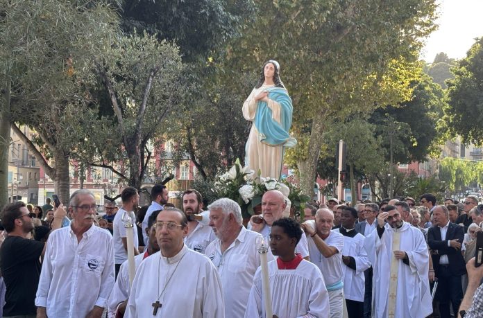 La fête de l'assomption avec une fouel de personnes sur le port.