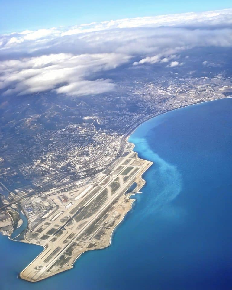 Une vue en hauteur de l'aéroport de Nice. avec la mer et les nuages.