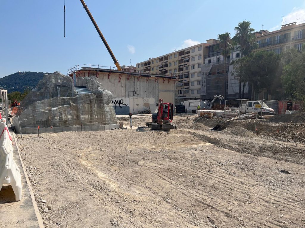 The 'nugget,' a collection of rocks to climb and admire, will open on October 18, 2025. On the other side of the main street of the promenade, wooden children's games are presented during the visit. Photo: Théo Cireddu