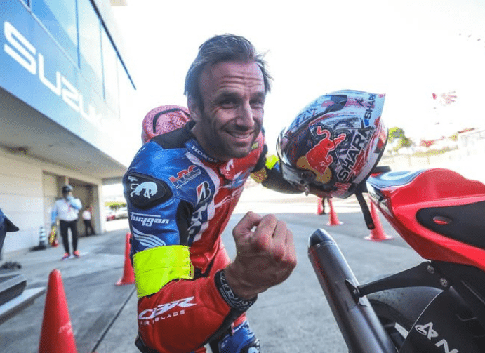 Le pilote Cannois Johann Zarco le poing serré et un grand sourire après sa pole position et sa victoire au 8h de Suzuka.