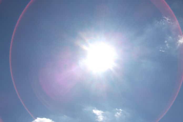 Le soleil éblouissant avec un halo de lumière autour.