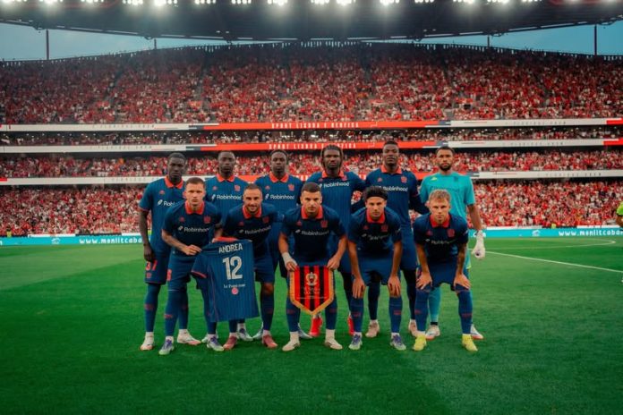 L'équipe de l'OGC Nice avant le match retour préliminaire à Benfica avec son nouveau troisième maillot dans des tons bleus.