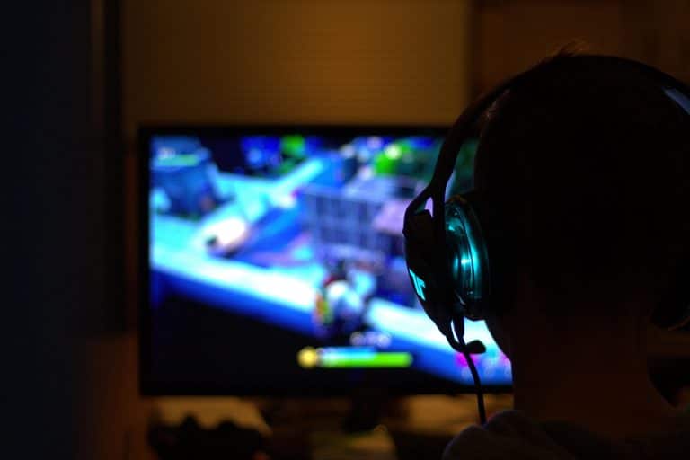 Un joueur de jeux vidéos avec un casque sur les oreilles.