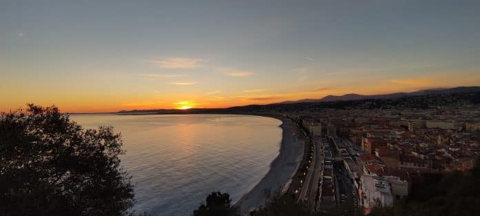 le coucher de soleil sur la Promenade des Anglais de Nice.