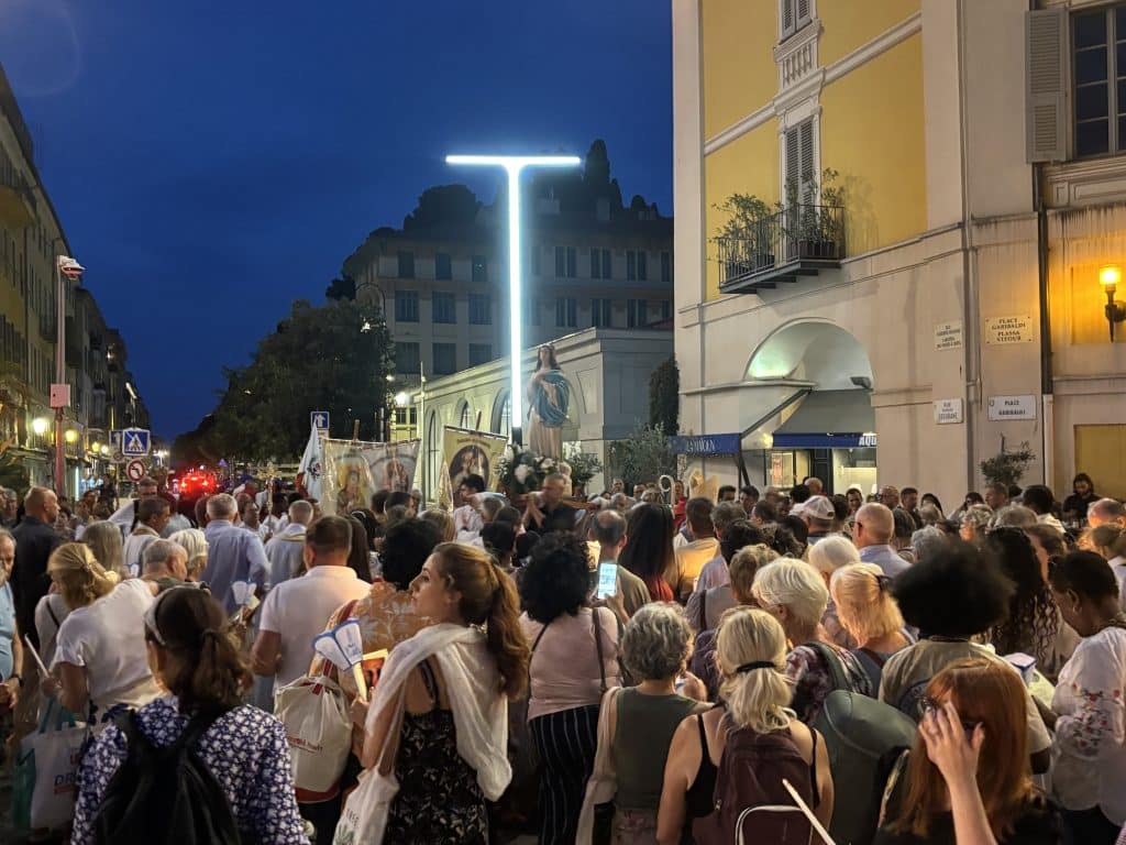 Un rassemblement des fidèles sur la place garibaldi