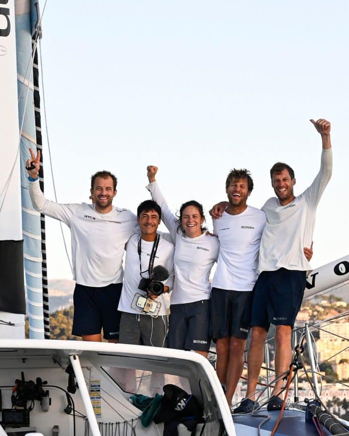 La photo des vainqeurs de la troisième étape de The Ocean Race , à l'arrivée à Nice
