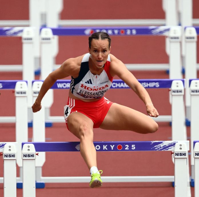 La sprinteuse niçoise Sacha Alessandrini sautant une haie lors de la série qualificative pour les demi-finales du 100 m haies aux championnats du monde d'athlétisme de tokyo le 14 septembre 2025