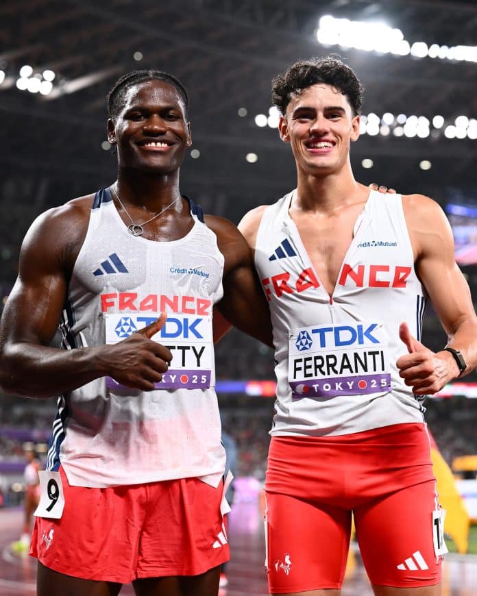 Les décathloniens français Makenson Gletty à gauche et Antoine Ferranti à droite, souriant après leurs épreuves de la dernière journée du décathlon, aux championnats du monde d'athlétisme 2025 de Tokyo.