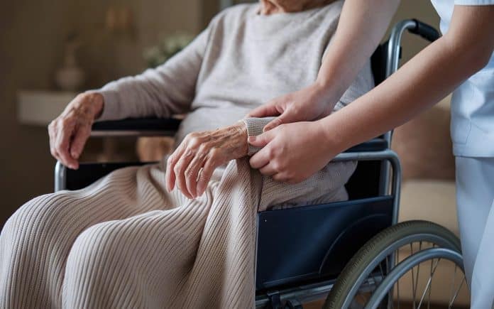Image d'illustration avec une personne âgée avec une aide à domicile.