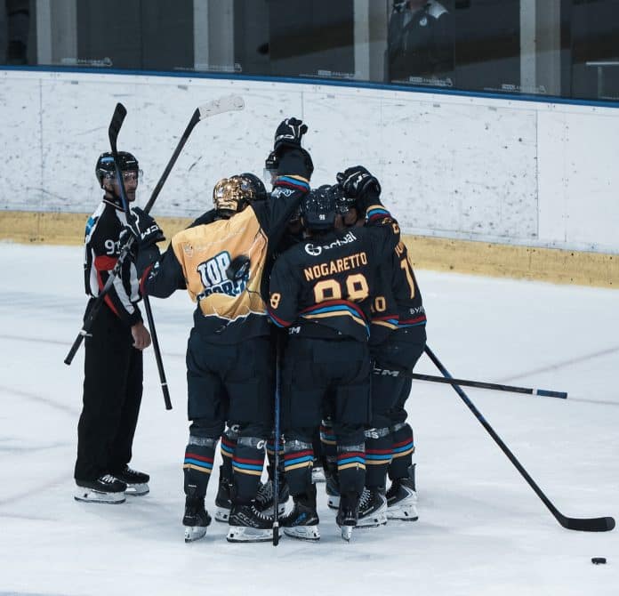 Les hockeyeurs des Aigles de Nice se congratules sur la glace.