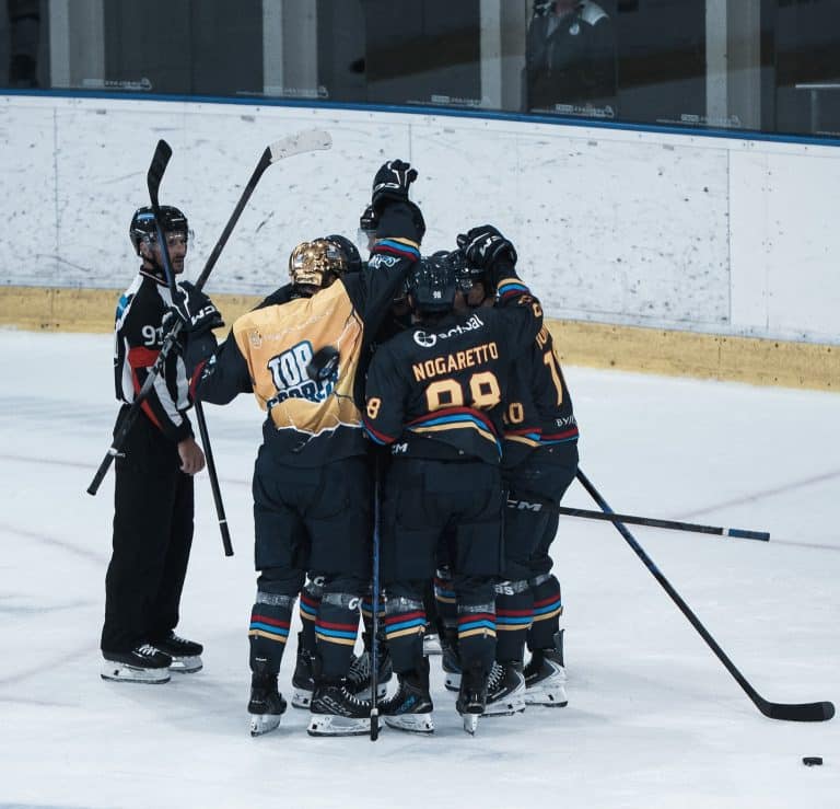 Les hockeyeurs des Aigles de Nice se congratules sur la glace.