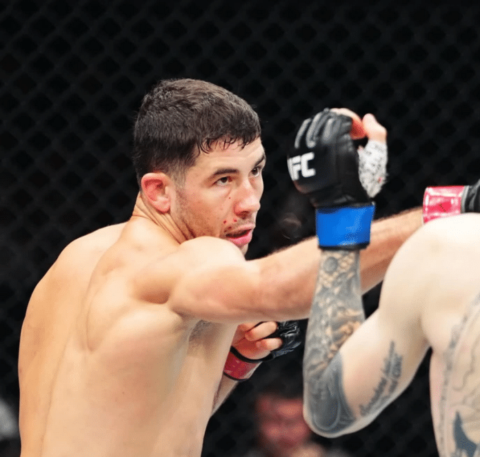 Le combattant Niçois Axel Sola en combat à l'UFC.