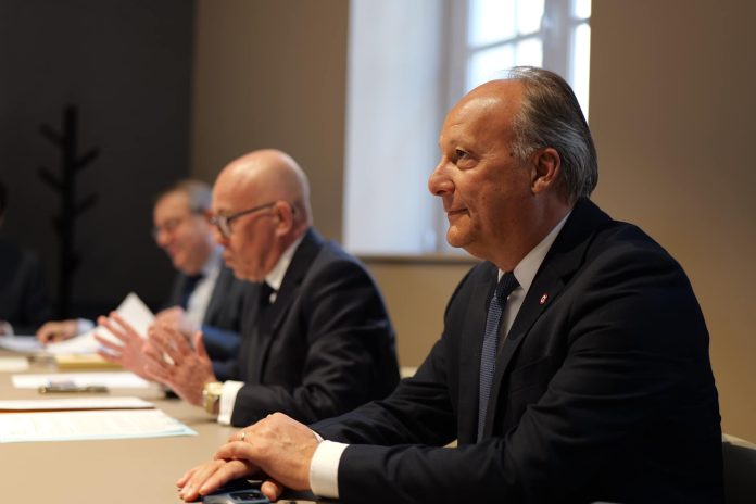 Le député bernard Chaix lors d'une réunion avec Eric Ciotti en arroère plan.