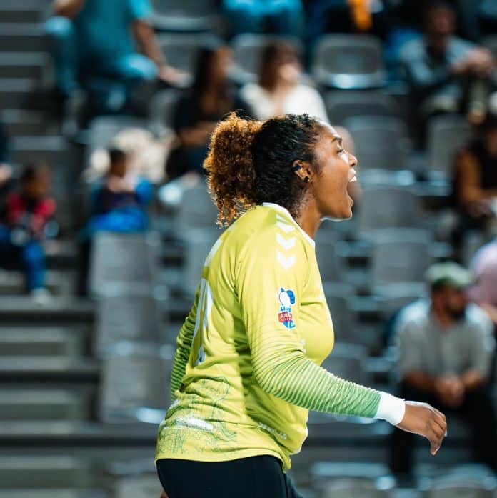 La gardienne de l'OGC Nice handball avec sa tenue spécifique verte.