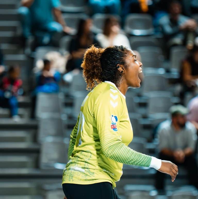 La gardienne de l'OGC Nice handball avec sa tenue spécifique verte.