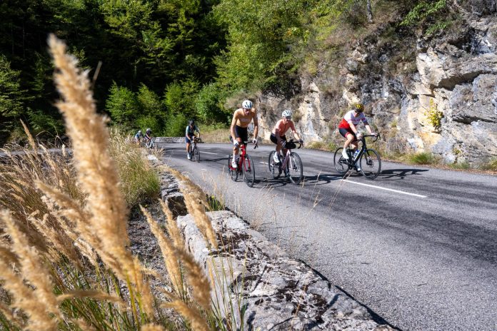 Des cyclistes sur la route du col de Turini.