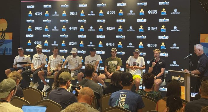 Les huit athlètes présents devant la presse, avant les championnats du monde de l'IRONMAN