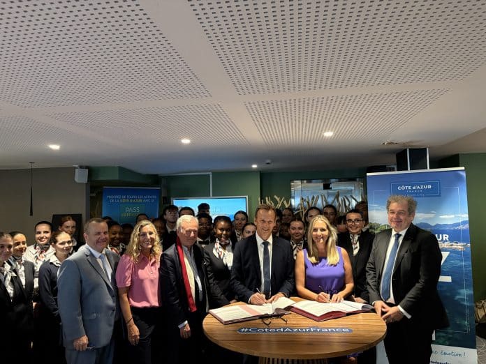 La Présidente de Côte d'Azur France Tourisme et le proviseur du lycée hôtelier Jeanne et Paul Augier signent la convention au service des jeunes talents.