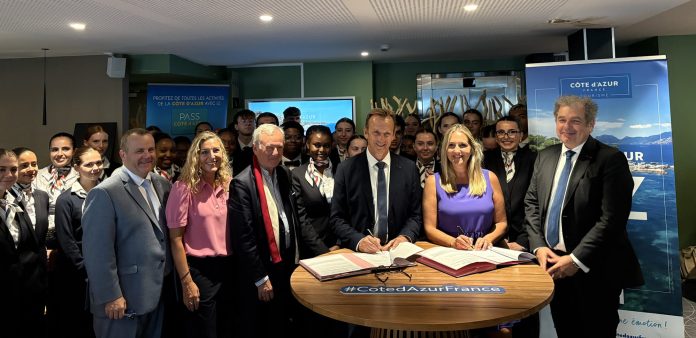 La Présidente de Côte d'Azur France Tourisme et le proviseur du lycée hôtelier Jeanne et Paul Augier signent la convention au service des jeunes talents.