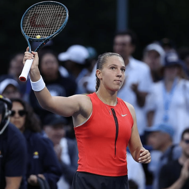La Niçoise Diane Parry salue les spectateurs sur le court.