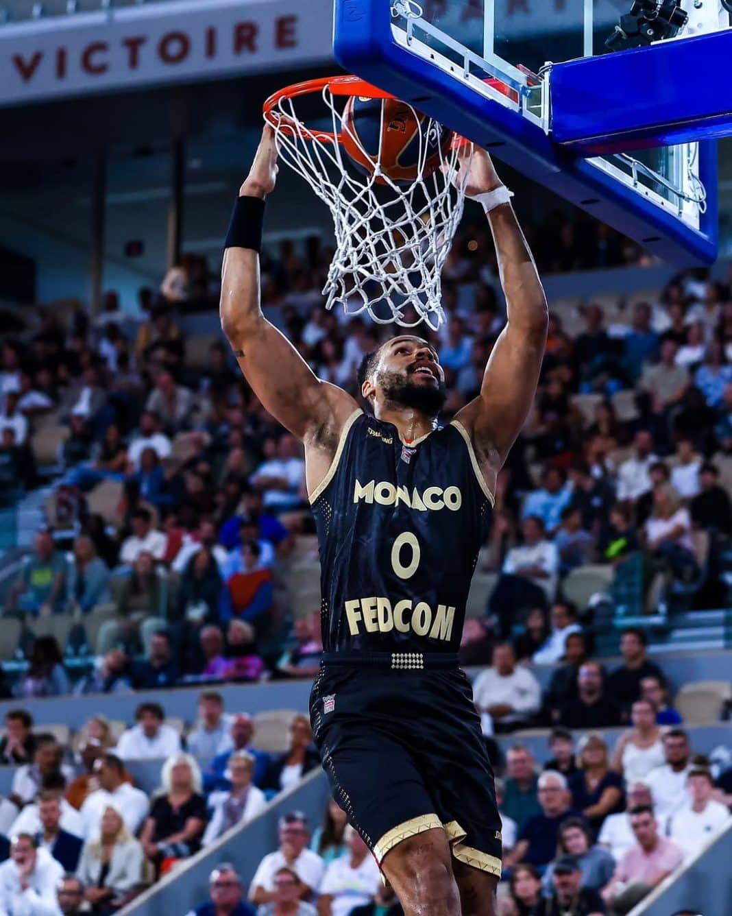 Elie Okobo, arrière de la Roca Team, qui dunk lors de la demi-finale de Super Coupe contre Boulazac.