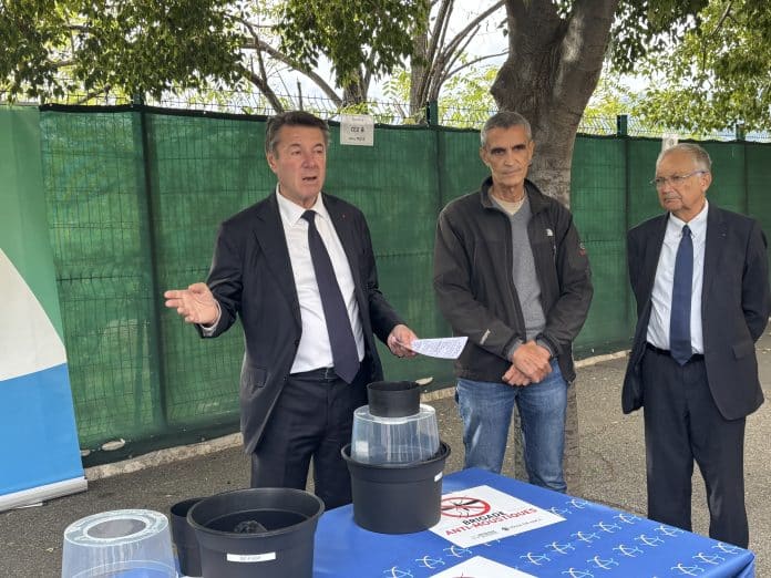 Christian Estrosi fait un discours à l'école Saint-Isisdore, avant la pose d'un piège à moustique pour lutter contre le chikungunya à Nice.