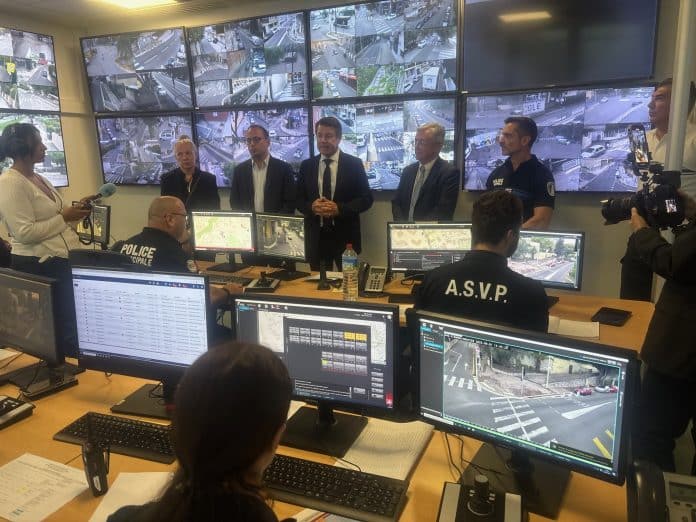 Christian Estrosi au Centre de supervision urbain de Nice, entouré de ses adjoints et de la police municipale, devant les caméras de surveillance.