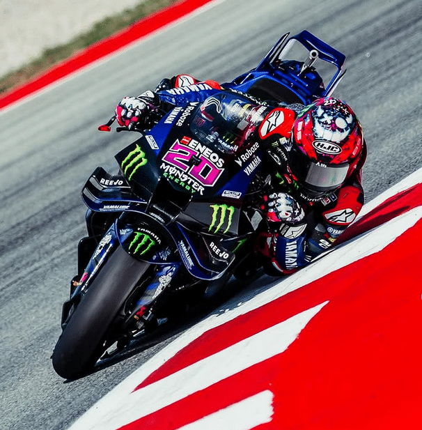 Le pilote MotoGP de Nice, Fabio Quartararo sur sa Yamaha bleu avec son casque rouge et un diable déssiné sur le dessus.