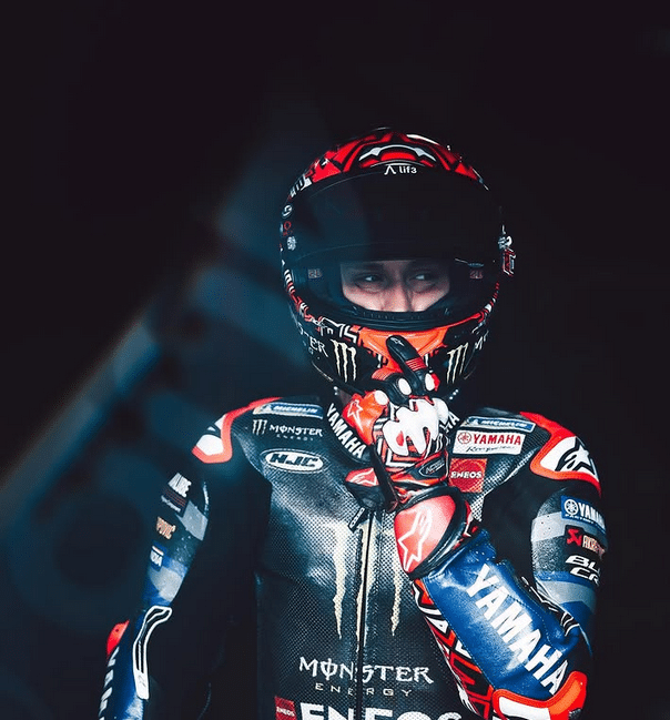Le pilote Niçois Fabio Quartararo en combinaison avec son caque rouge et noir.