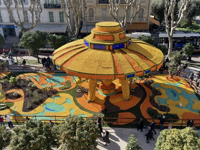 Une sculpture de la fête du citron à Menton en citron et orange.